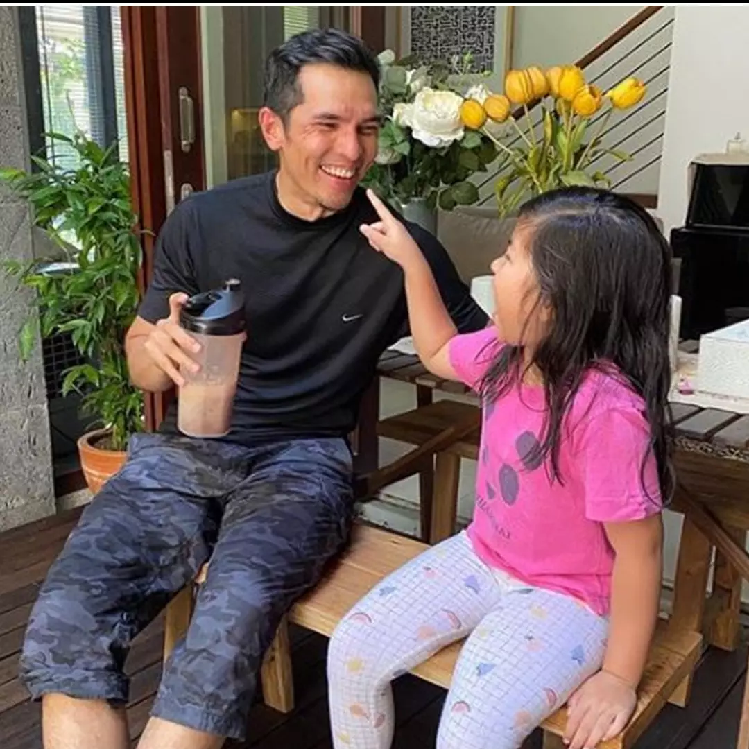 13 Potret rumah Adrian Maulana &amp; Dessy Ilsanty, asri dan Instagramable