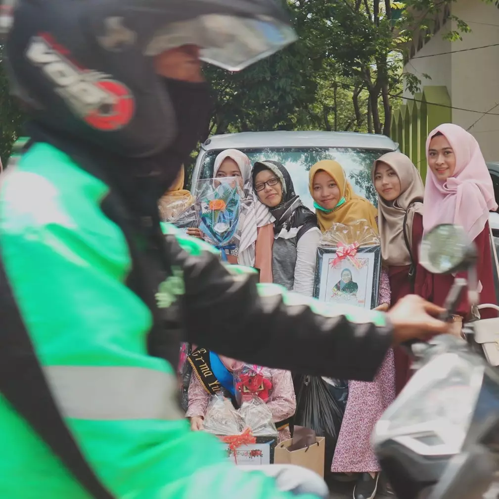 10 Potret gagal karena motor lewat, bikin ketawa jahat