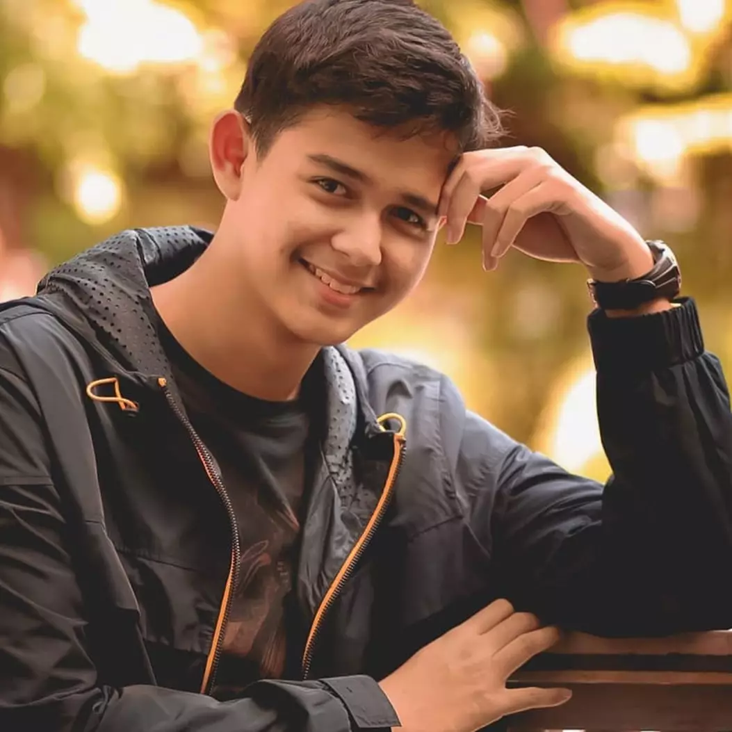 10 Potret tampan Ahmad Titan At Tariq, anak tiri Angelica Simperler