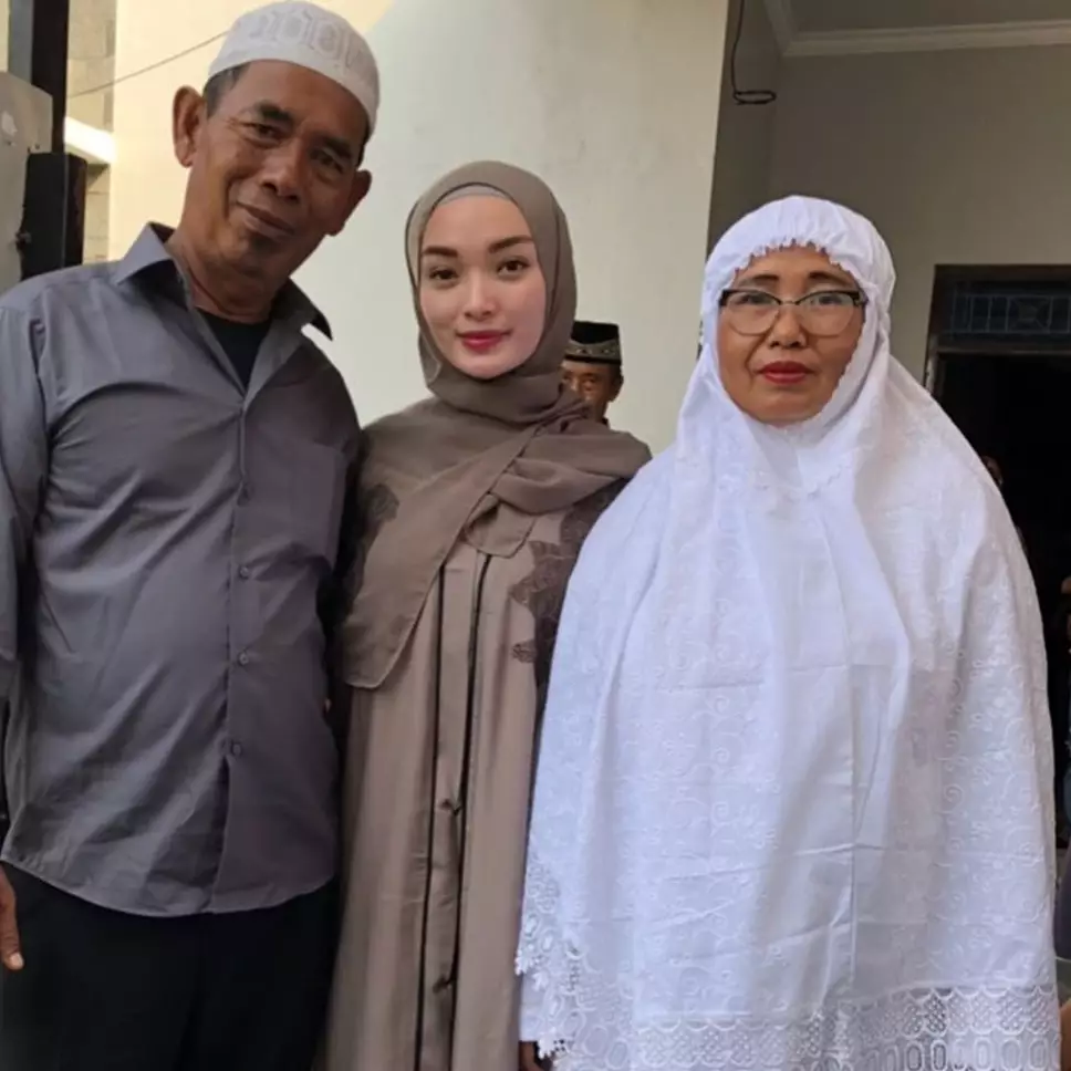 10 Potret Zaskia Gotik bersama keluarga, hangat dan sederhana