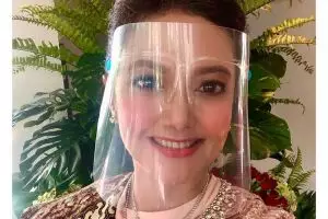 8 Gaya Bella Saphira kondangan pakai face shield, curi perhatian