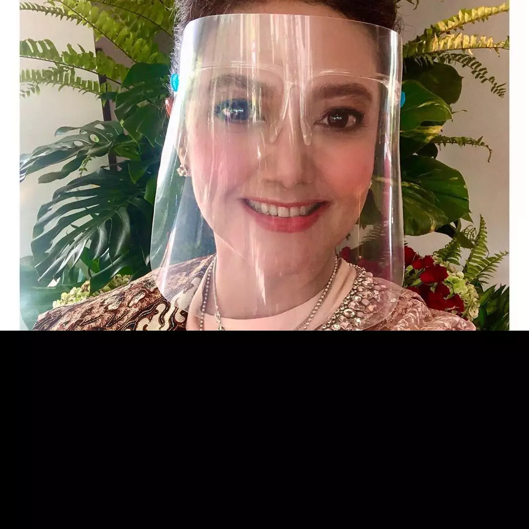 8 Gaya Bella Saphira kondangan pakai face shield, curi perhatian
