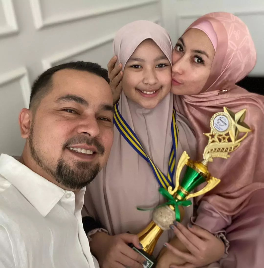 7 Momen wisuda anak bungsu Annisa Trihapsari, lulus jadi hafizah