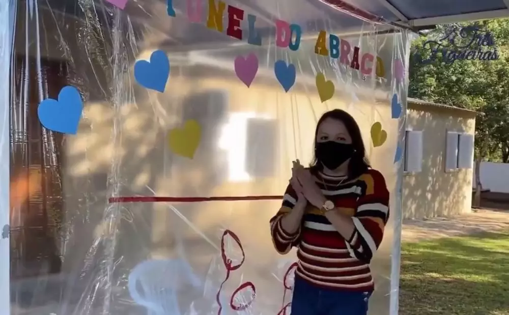 hug tunnel di rumah panti jompo  Berbagai Sumber