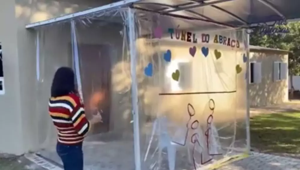 hug tunnel di rumah panti jompo  Berbagai Sumber