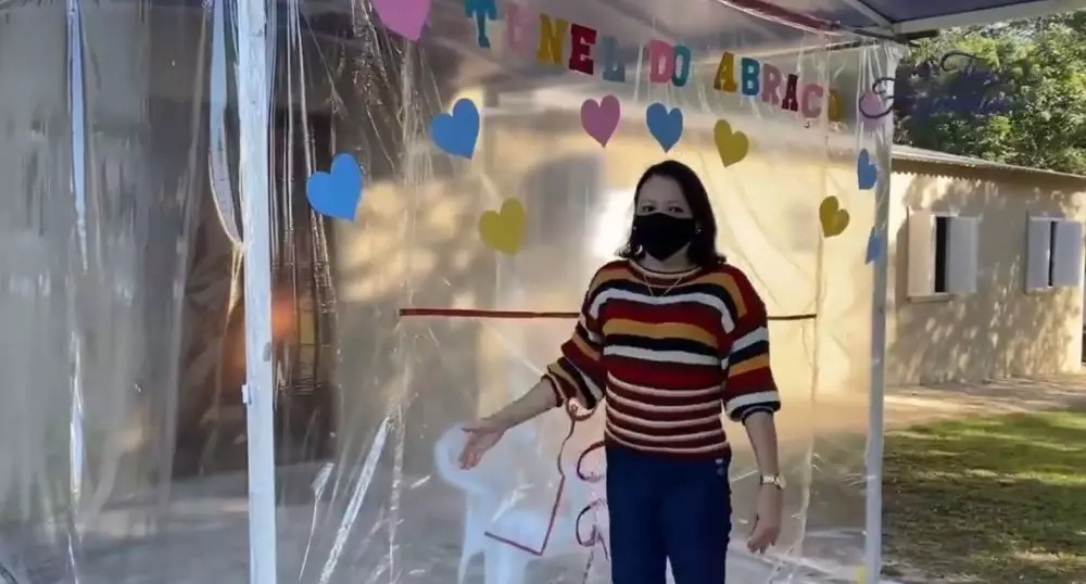 hug tunnel di rumah panti jompo  Berbagai Sumber