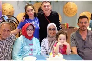 Jarang terekspos, ini 8 potret Ussy Sulistyawati dan ibunya