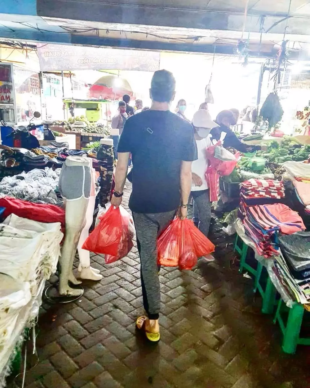 10 seleb pria ke pasar © 2020 brilio.net