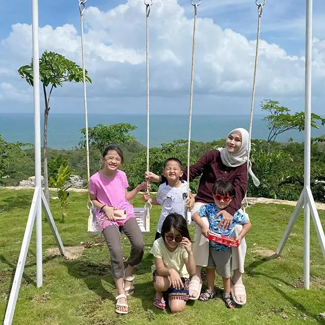 Zaskia Adya Mecca pergi ke pantai Instagram
