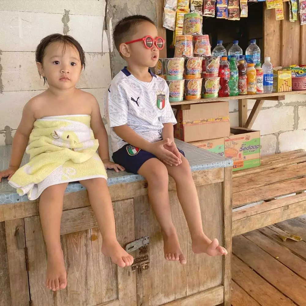 Zaskia Adya Mecca pergi ke pantai Instagram