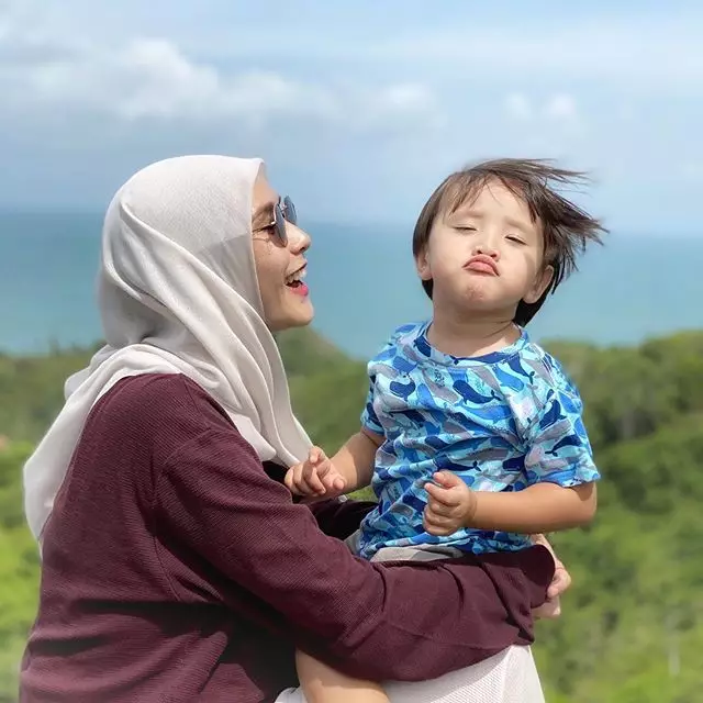 Zaskia Adya Mecca pergi ke pantai Instagram