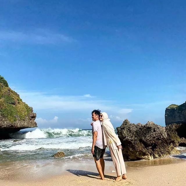 Zaskia Adya Mecca pergi ke pantai Instagram