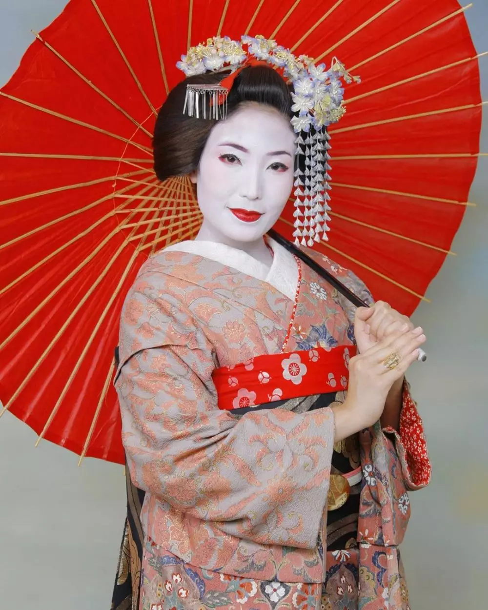 ayu dewi makeup tebal © 2020 brilio.net