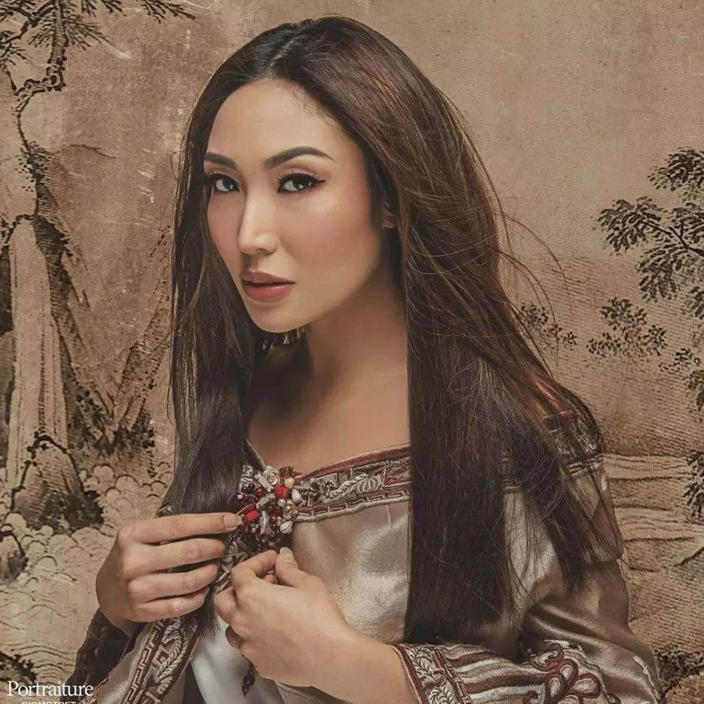 ayu dewi makeup tebal © 2020 brilio.net