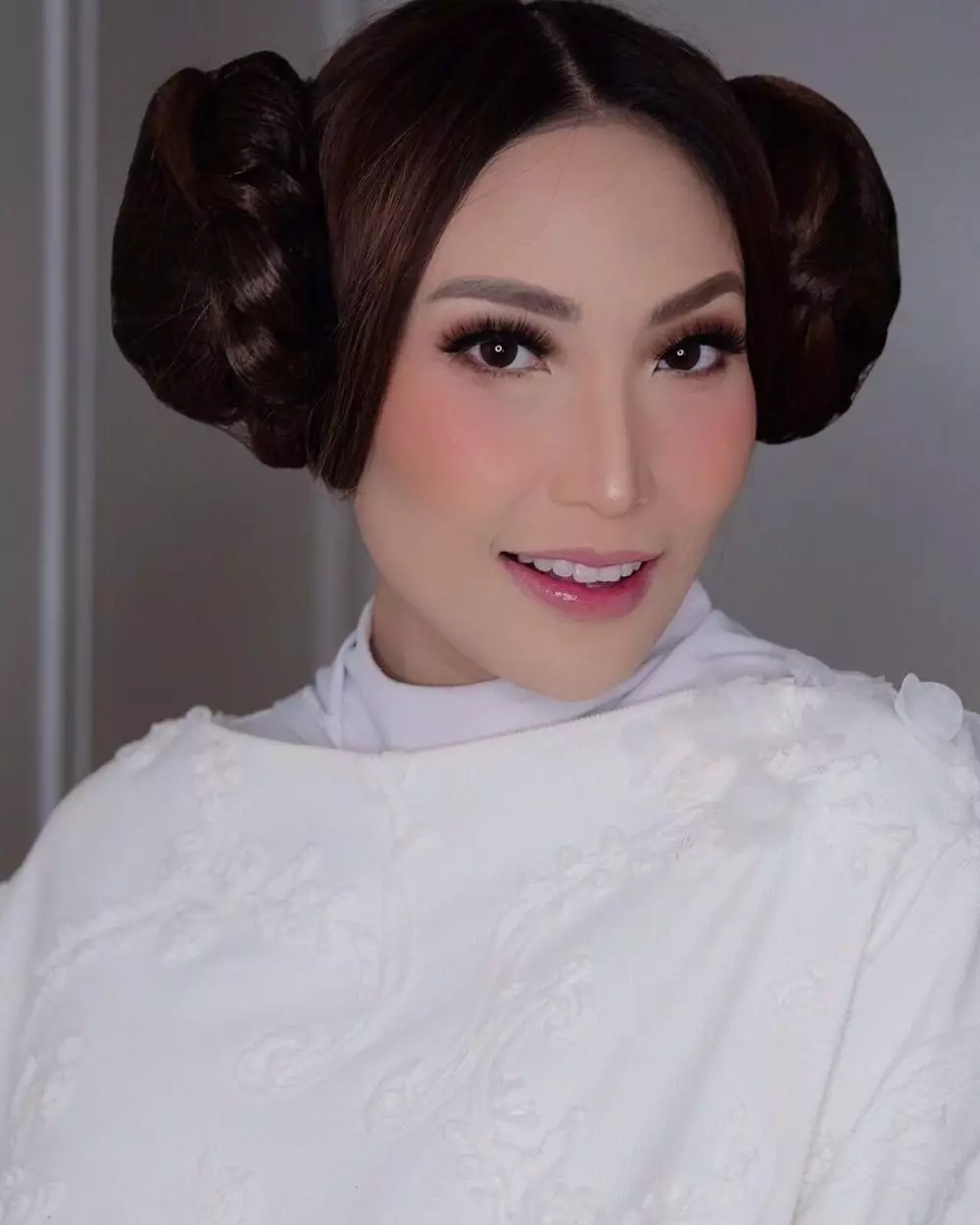 ayu dewi makeup tebal © 2020 brilio.net