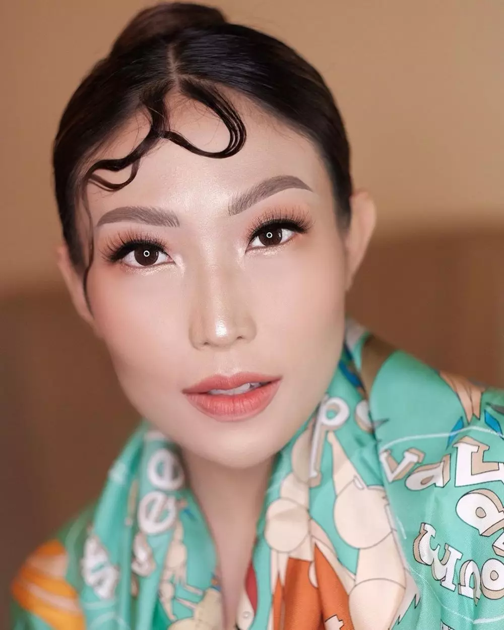 ayu dewi makeup tebal © 2020 brilio.net