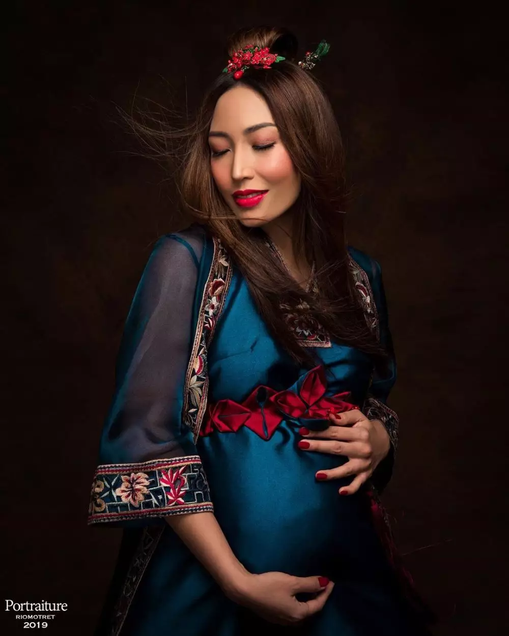 ayu dewi makeup tebal © 2020 brilio.net