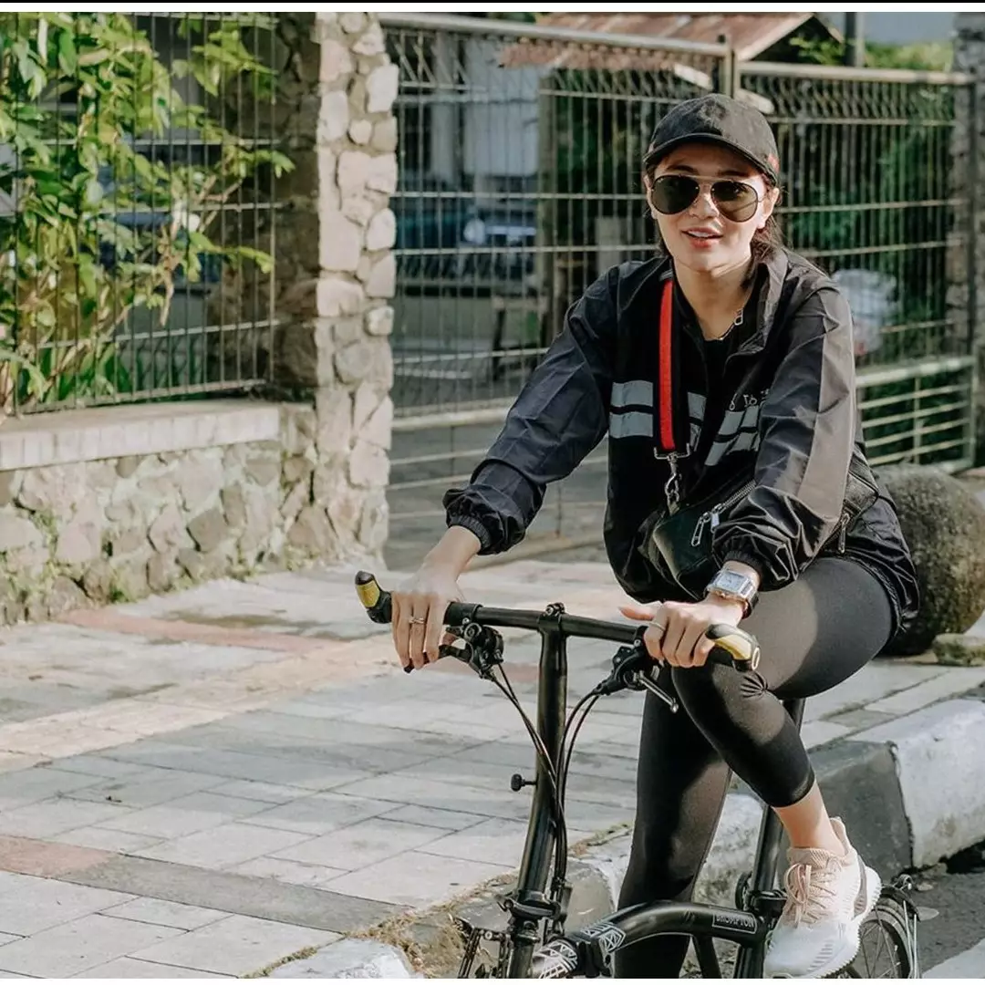 Potret 7 penyanyi dangdut saat bersepeda, gayanya curi perhatian