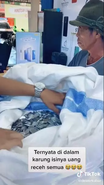 Bapak beli hp pake sekarung receh © 2020 brilio.net