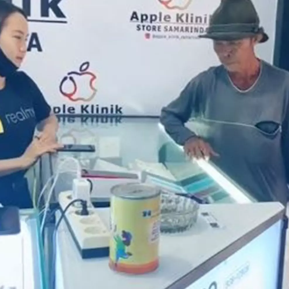 Kisah bapak beli smartphone pakai uang receh sekarung, bikin haru