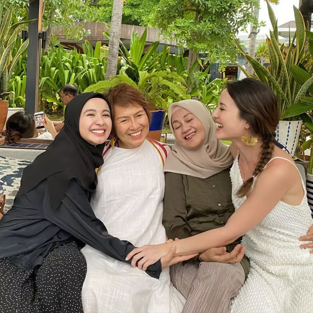 persahabatan Bella dan Julie Instagram persahabatan Bella dan Julie Instagram