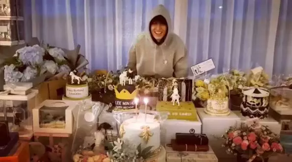 aksi lucu Lee Min-ho tiup lilin Instagram