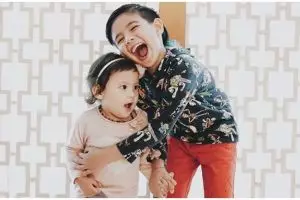 8 Momen manis Ryshaka anak Ryan Delon ke adiknya, bukti kakak idaman