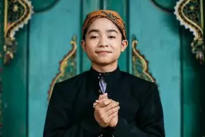 6 Gaya Betrand Peto kenakan baju adat Jawa, pesonanya terpancar