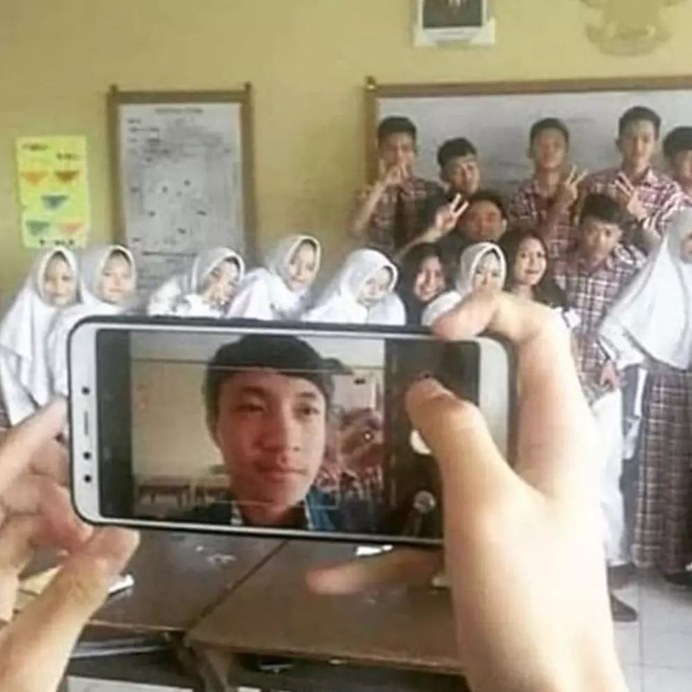 10 Momen absurd bantuin teman foto ini endingnya bikin ketawa