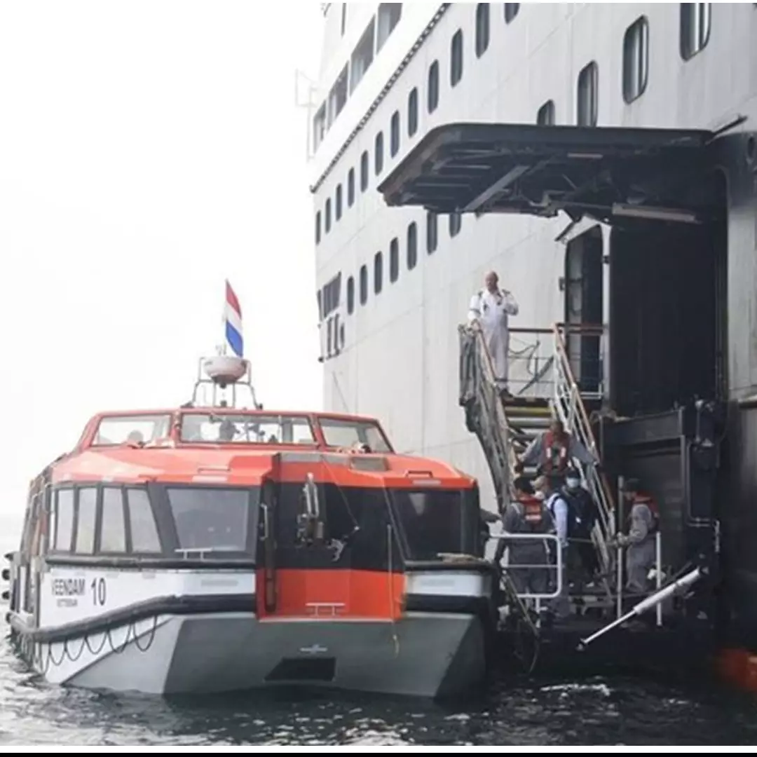 9 Potret penyelamatan ABK oleh Tim Satgas Kesehatan Covid-19 Indonesia