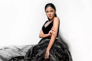 6 Gaya photo shoot Naysila Mirdad, penampilannya curi perhatian