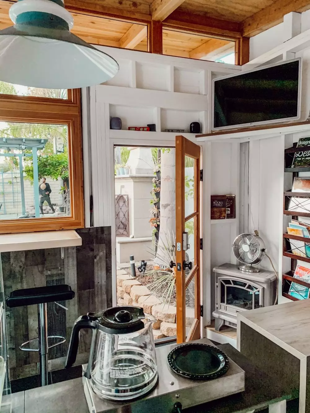 Coffee shop di halaman belakang Twitter