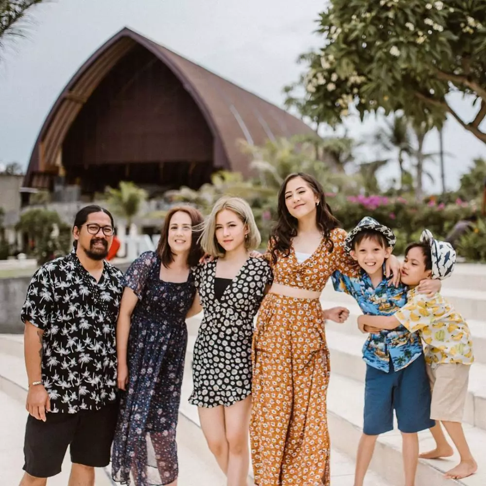 Adhisty Zara dan keluarga Instagram Adhisty Zara dan keluarga Instagram