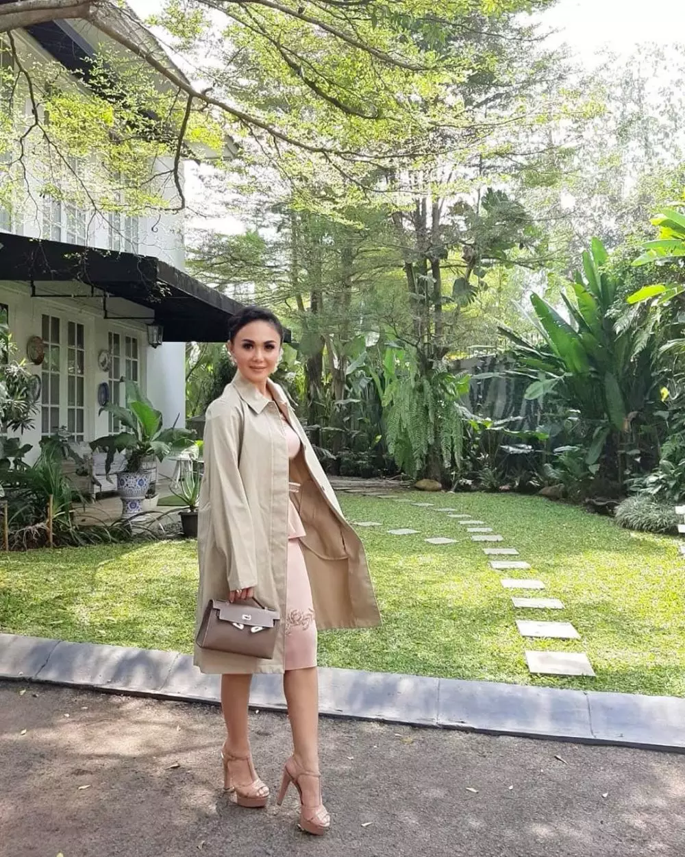 halaman rumah Yuni Shara berbagai sumber halaman rumah Yuni Shara berbagai sumber