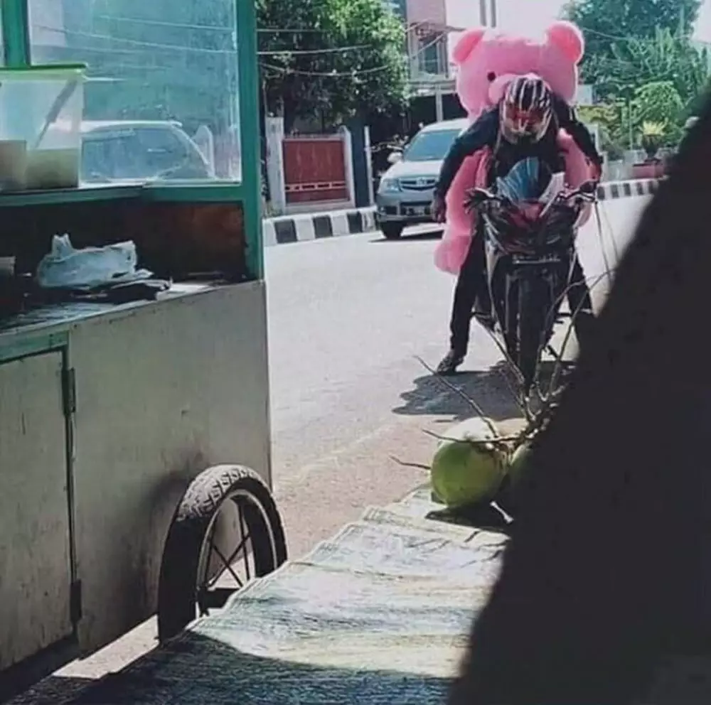 momen absurd ngasih kejutan © 2020 1cak.com momen absurd ngasih kejutan © 2020 1cak.com