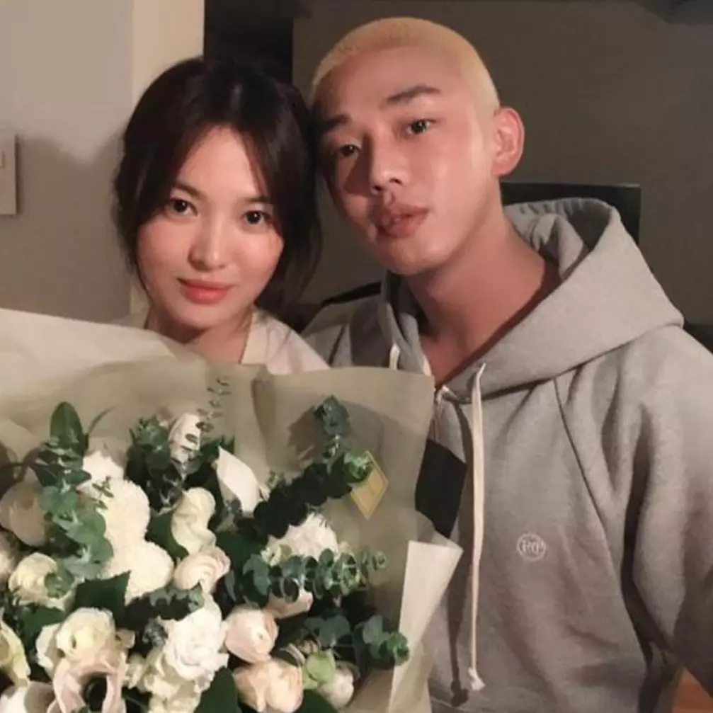 7 Potret persahabatan Song Hye-kyo dan Yoo Ah-in, saling dukung