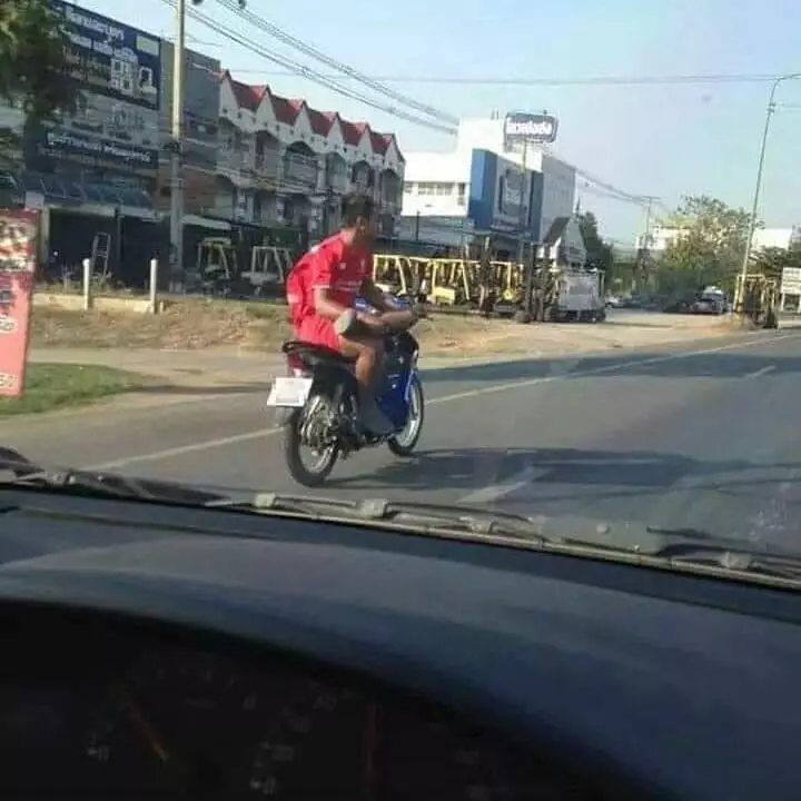 momen absurd pengendara motor © 2020 instagram.com momen absurd pengendara motor © 2020 instagram.com