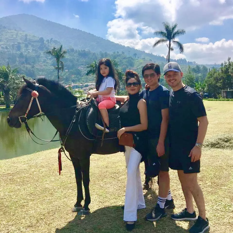 Alex Tian dan keluarga barunya Instagram