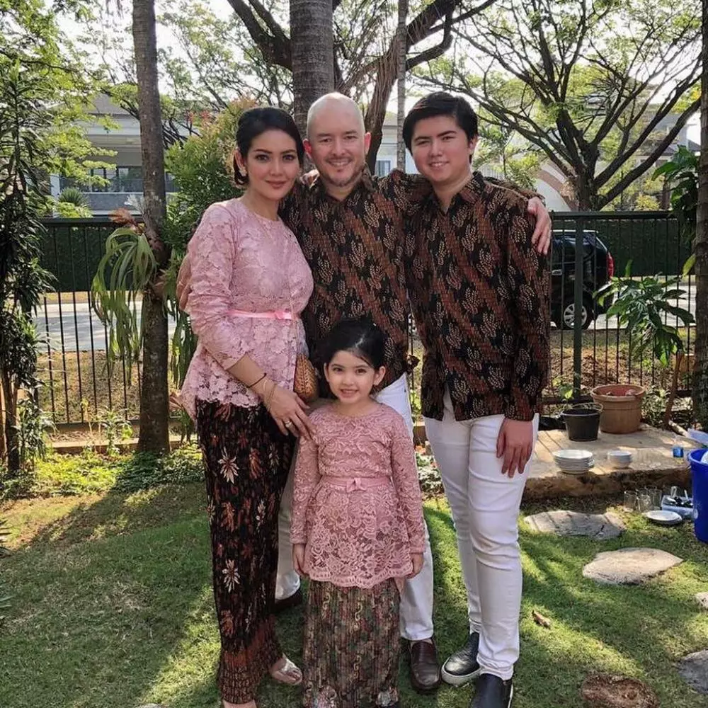 Alex Tian dan keluarga barunya Instagram