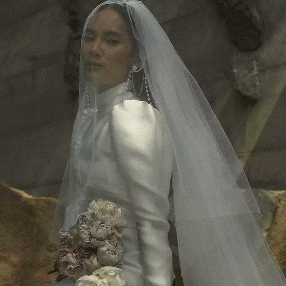 Gaya 7 seleb dengan gaun pengantin tertutup saat nikah, anggun