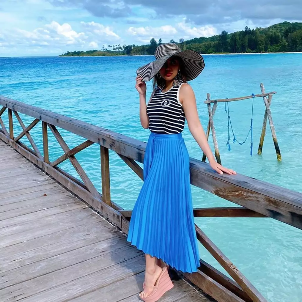 10 Penampakan rumah Bella Shofie di Maluku, pemandangannya pantai