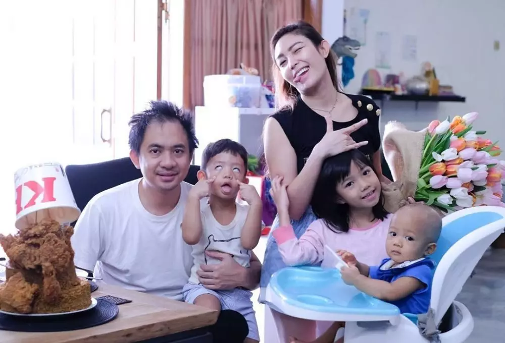 Momen ultah pernikahan Ayu Dewi berbagai sumber