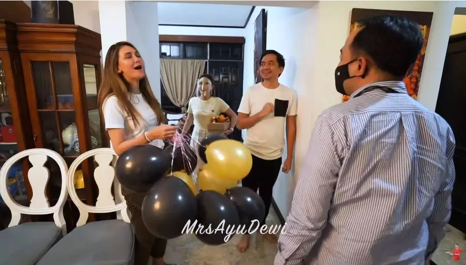 Momen ultah pernikahan Ayu Dewi berbagai sumber