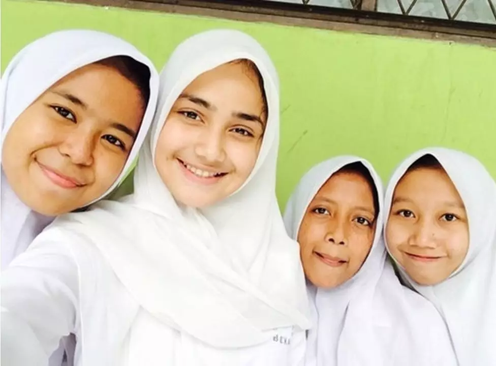 Syifa Hadju berbagai sumber