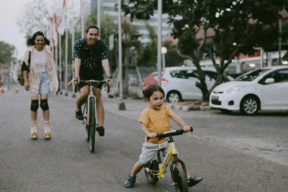 seleb bersepeda dengan buah hati instagram