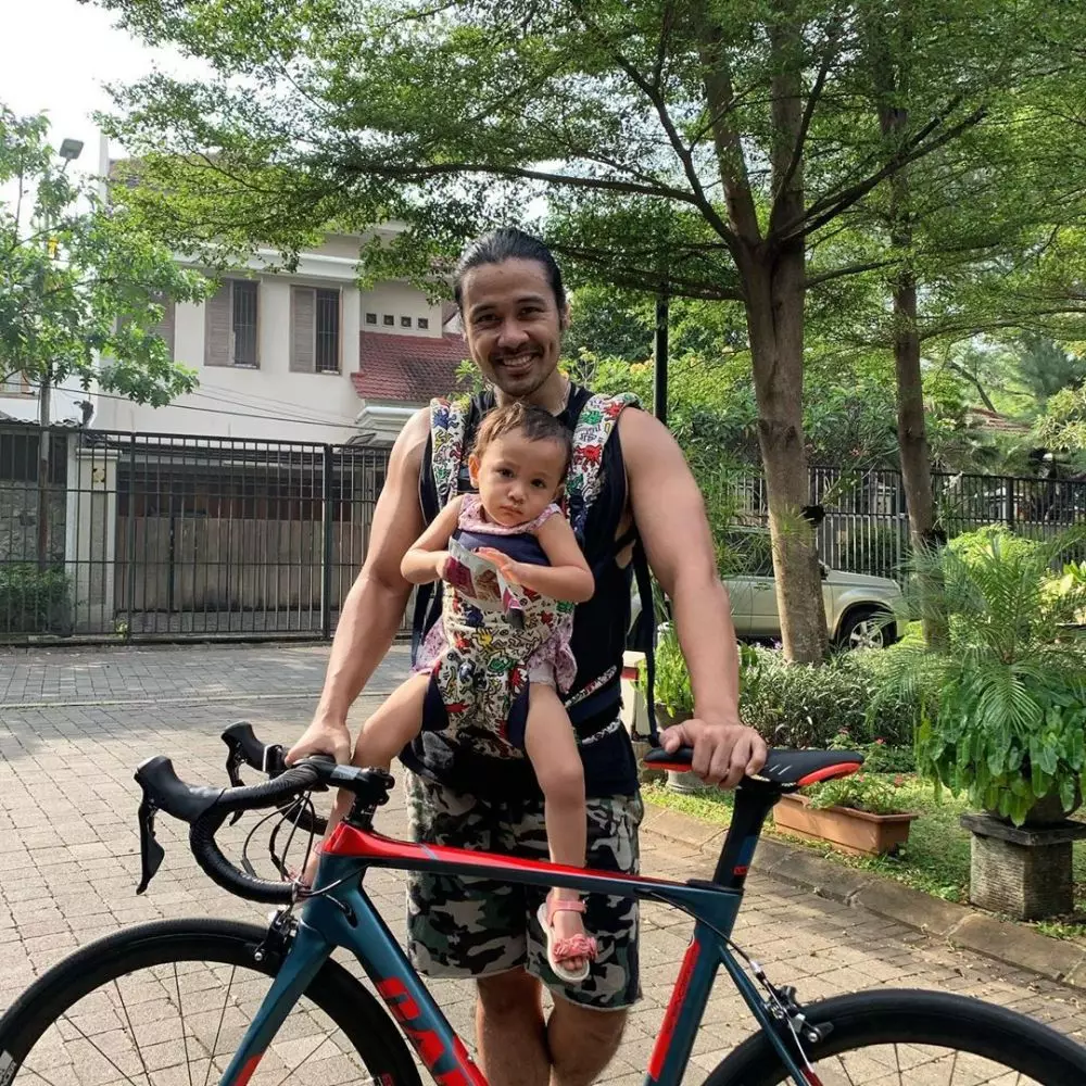 seleb bersepeda dengan buah hati instagram