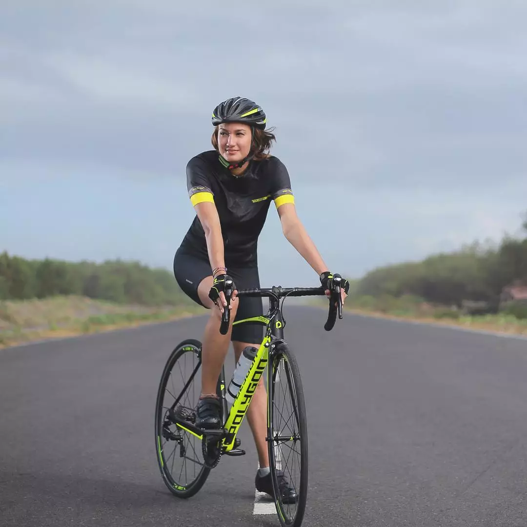 Bukan sepeda lipat, 8 seleb Indonesia ini pilih road bike buat gowes