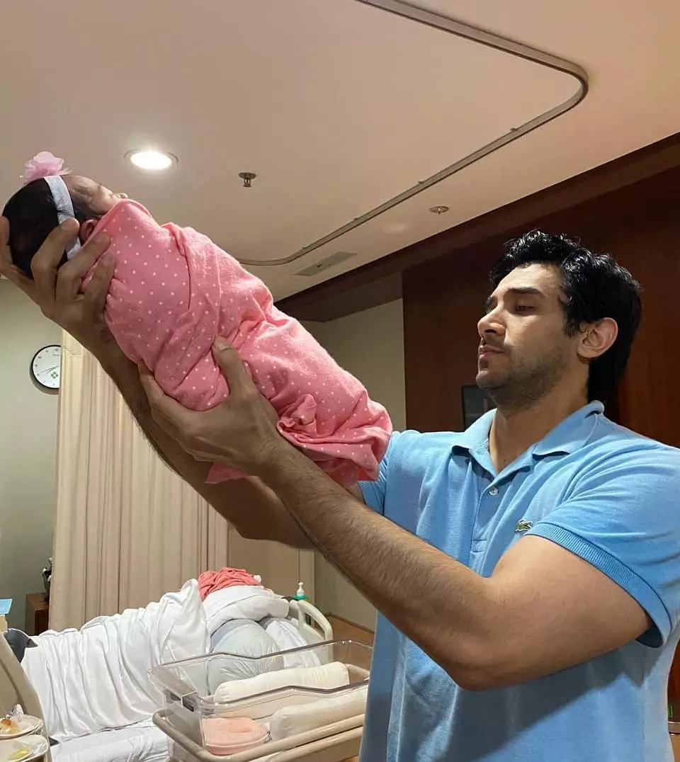 Abdulla Alwi momong anak instagram 