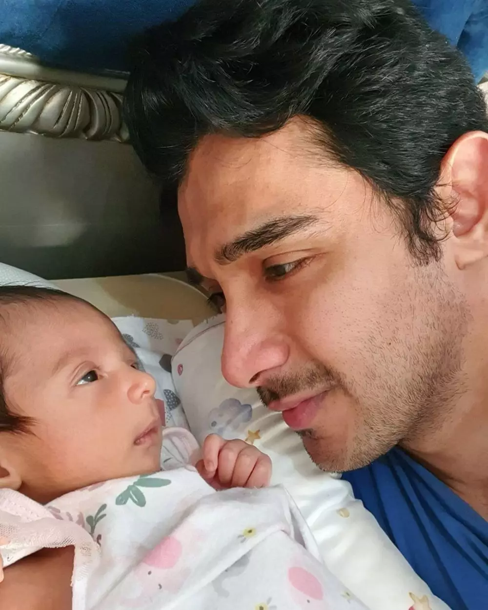 Abdulla Alwi momong anak instagram 