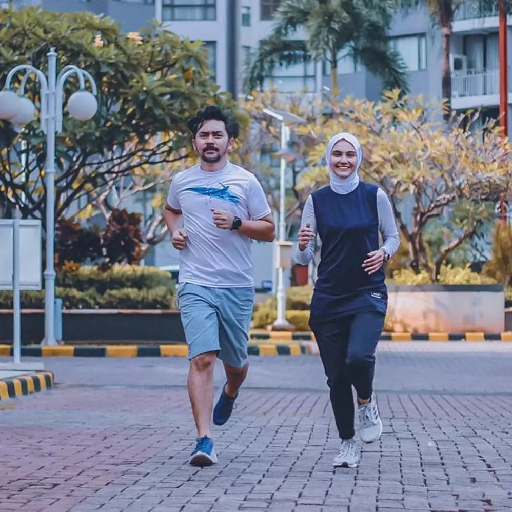 7 Potret seleb olahraga lari bareng pasangan, kompak abis